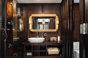 Deluxe Bungalow, Garden View | Bathroom | Shower, free toiletries, hair dryer, towels