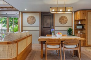 تناول الطعام داخل الغرفة