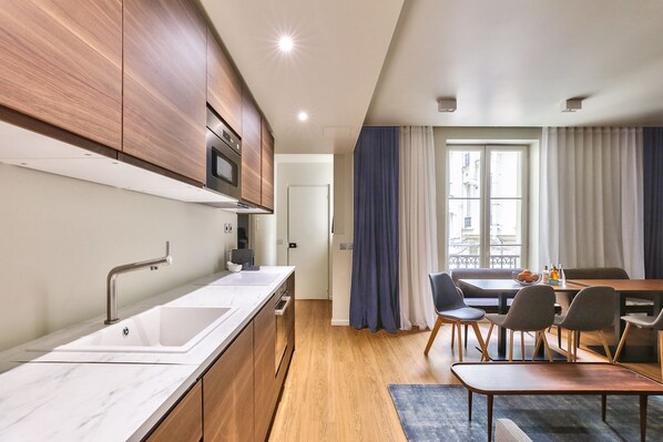 Fridge, microwave, oven, coffee/tea maker