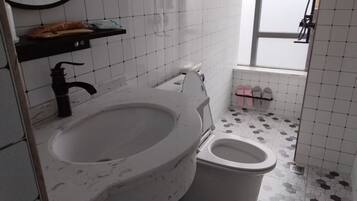 Chambre, vue ville | Salle de bain