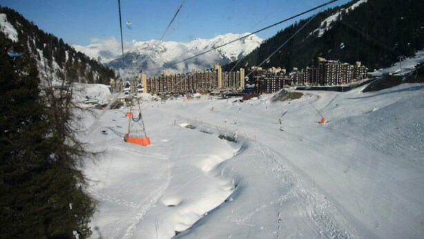 A ski resort with a chairlift, snow-covered slopes, and a mountain backdrop. - Pleasant and Renovated Apartment Close to the Slopes Balcony (La Plagne-Tarentaise)