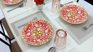 Townhouse Grand, pemandangan kota | Makan di kamar