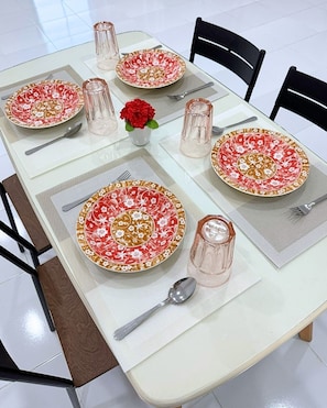 تناول الطعام داخل الغرفة