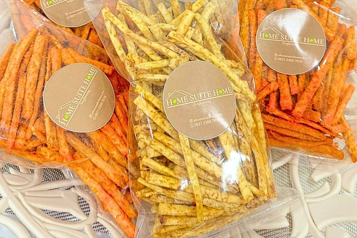 Varios paquetes de papas fritas sazonadas en bolsas de plástico transparente con etiquetas.