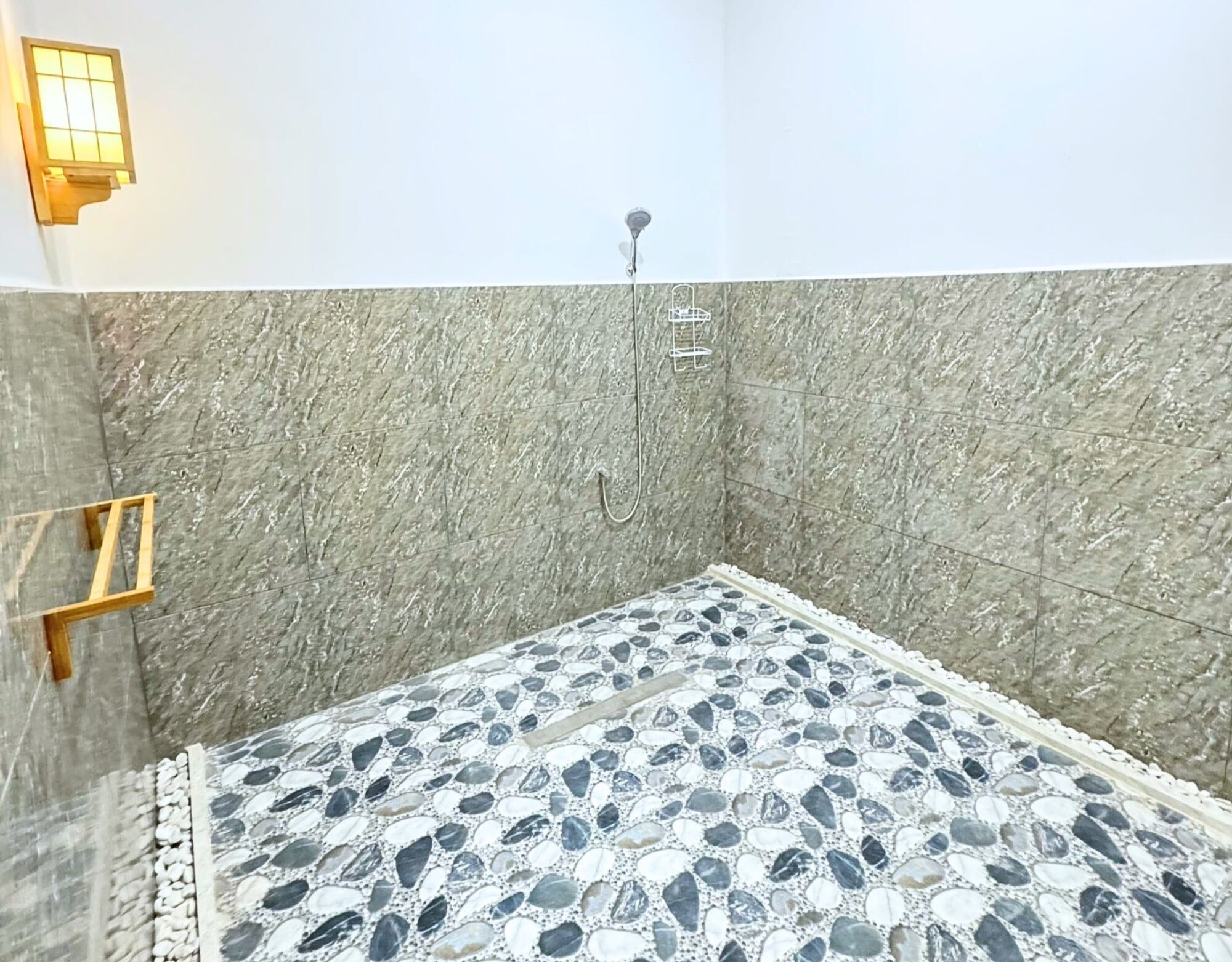 淋浴設備、免費盥洗用品、拖鞋、坐浴桶