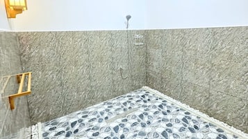 Ducha, artículos de tocador gratuitos, pantuflas, bidet