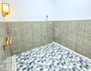 Dusche, kostenlose Toilettenartikel, Hausschuhe, Bidet