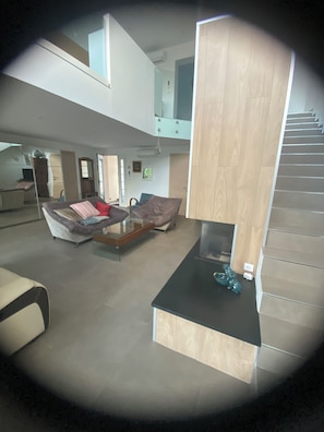 Smart TV, videojuegos, reproductor de DVD y libros 