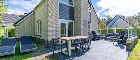 House | Outdoor dining