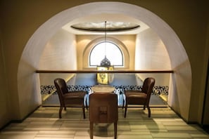 المنشأة من الداخل