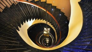 A spiral staircase with a central column and handrails. - Pera Tulip Hotel (Istanbul)