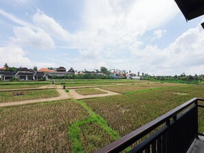 A view of a residential area with multiple houses and a large rice field. - Amaluku Villa (Ubud)