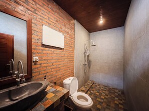 Vila, 2 quartos, piscina particular | Banheiro | Chuveiro, produtos de toalete grátis, toalhas de banho, sabonete
