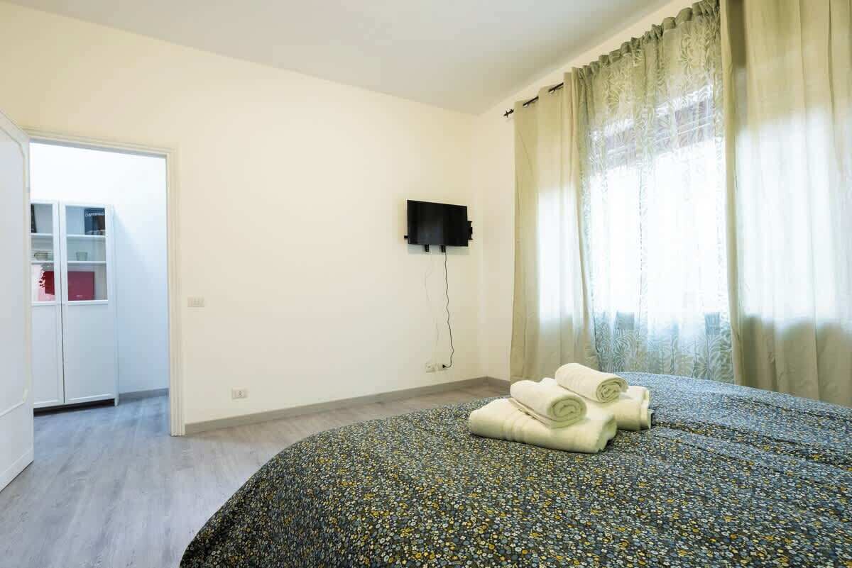 1 chambre, fer et planche à repasser