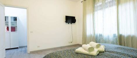 1 室のベッドルーム、アイロン / アイロン台