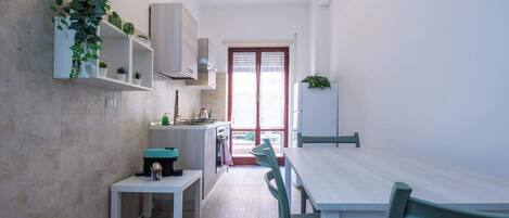 Fridge, oven, stovetop, coffee/tea maker