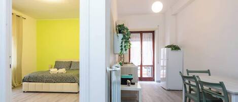 1 habitación, tabla de planchar con plancha, cuna de viaje y wifi