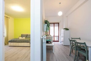 1 chambre, fer et planche à repasser