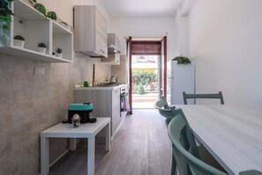 Réfrigérateur, four, plaque de cuisson