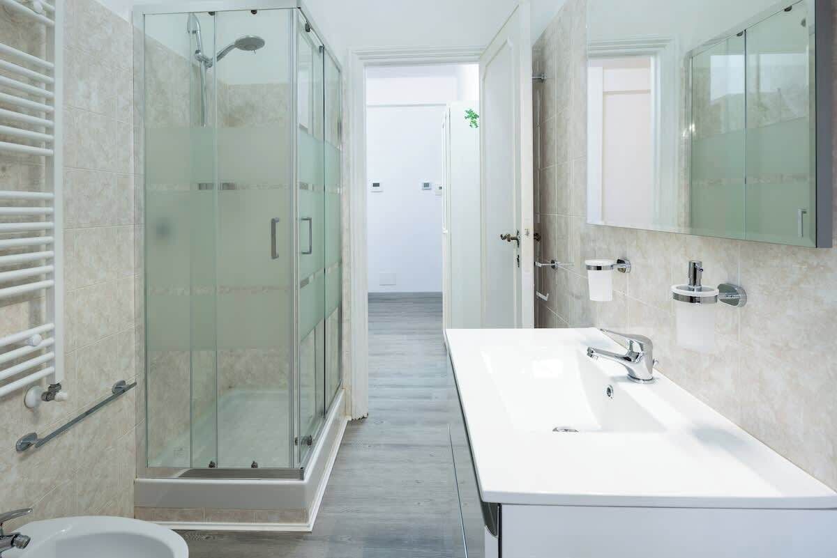 Shower, hair dryer, shampoo