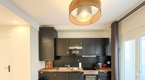 Fridge, microwave, oven, dishwasher - UrbanFlat 07 - Nice Apartment in Paris Center (París)