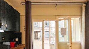 Réfrigérateur, four à micro-ondes, un four, lave-vaisselle