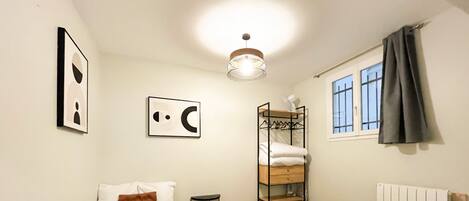 1 habitación, tabla de planchar con plancha, wifi gratis y ropa de cama