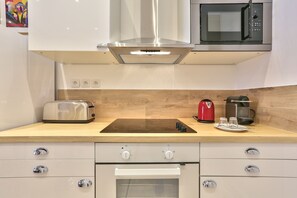 Fridge, microwave, oven, coffee/tea maker