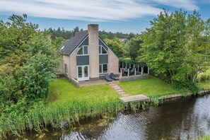 House | Exterior - Charming Villa With Sauna on the Water (De Koog)