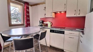 Coffee/tea maker, dishwasher, electric kettle, toaster - Bright Apartment, Quiet Area, Superb View OF Mont Vallon (Les Allues)
