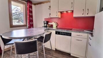 Coffee/tea maker, dishwasher, electric kettle, toaster