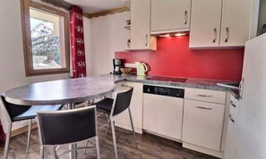 Lave-vaisselle, cafetière/bouilloire, bouilloire électrique, grille-pain