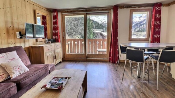 Living area - Bright Apartment, Quiet Area, Superb View OF Mont Vallon (Les Allues)