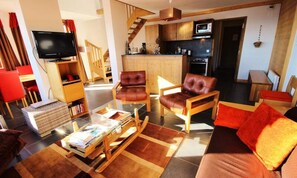 Living area - Pleasant and Spacious Four-room Apartment Equipped for 10 People With Panoramic Views in a Residence With Swimming Pool and Sauna (Bourg-Saint-Maurice)