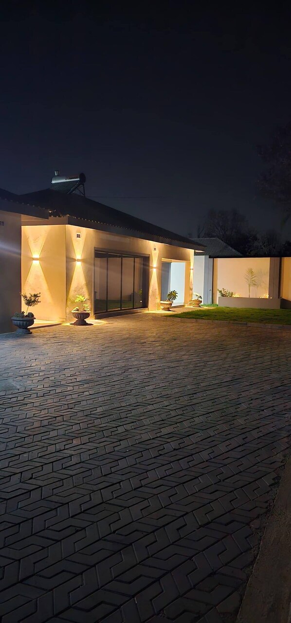 Maison, 4 chambres, accessible aux personnes à mobilité réduite, piscine privée | Extérieur