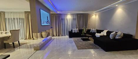 House, 4 Bedrooms, Accessible, Private Pool | Living room