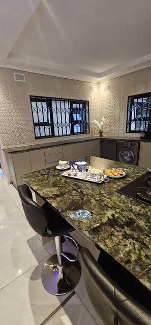 Rumah, 4 kamar tidur, akses difabel, kolam renang pribadi | Interior