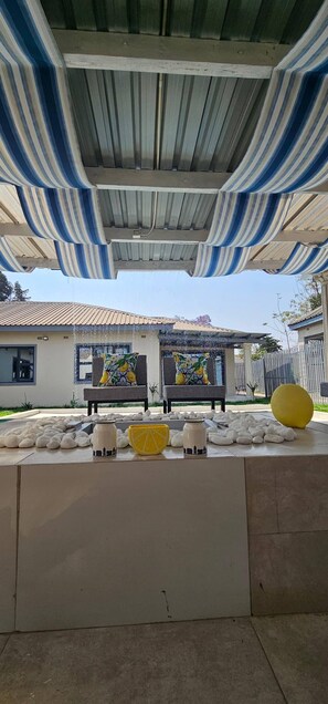 บ้านพัก, 4 ห้องนอน, พร้อมสิ่งอำนวยความสะดวกสำหรับผู้พิการ, สระว่ายน้ำส่วนตัว | ลานระเบียง/นอกชาน