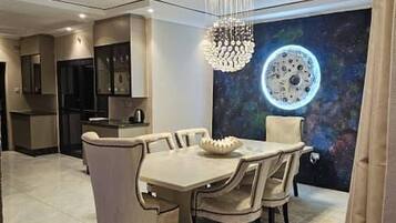 Rumah, 4 kamar tidur, akses difabel, kolam renang pribadi | Ruang makan