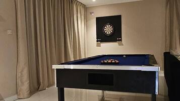 Rumah, 4 kamar tidur, akses difabel, kolam renang pribadi | Ruang permainan