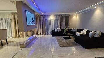 House, 4 Bedrooms, Accessible, Private Pool | Living room