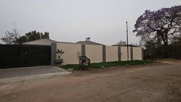 Rumah, 4 kamar tidur, akses difabel, kolam renang pribadi | Halaman properti