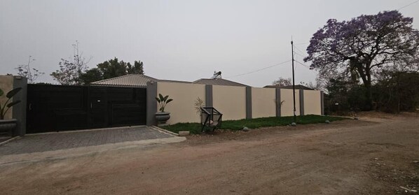 บ้านพัก, 4 ห้องนอน, พร้อมสิ่งอำนวยความสะดวกสำหรับผู้พิการ, สระว่ายน้ำส่วนตัว | บริเวณที่พัก