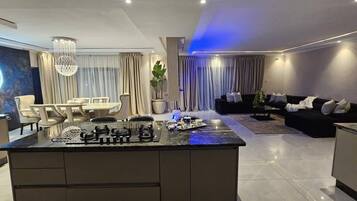 Rumah, 4 kamar tidur, akses difabel, kolam renang pribadi | Ruang keluarga