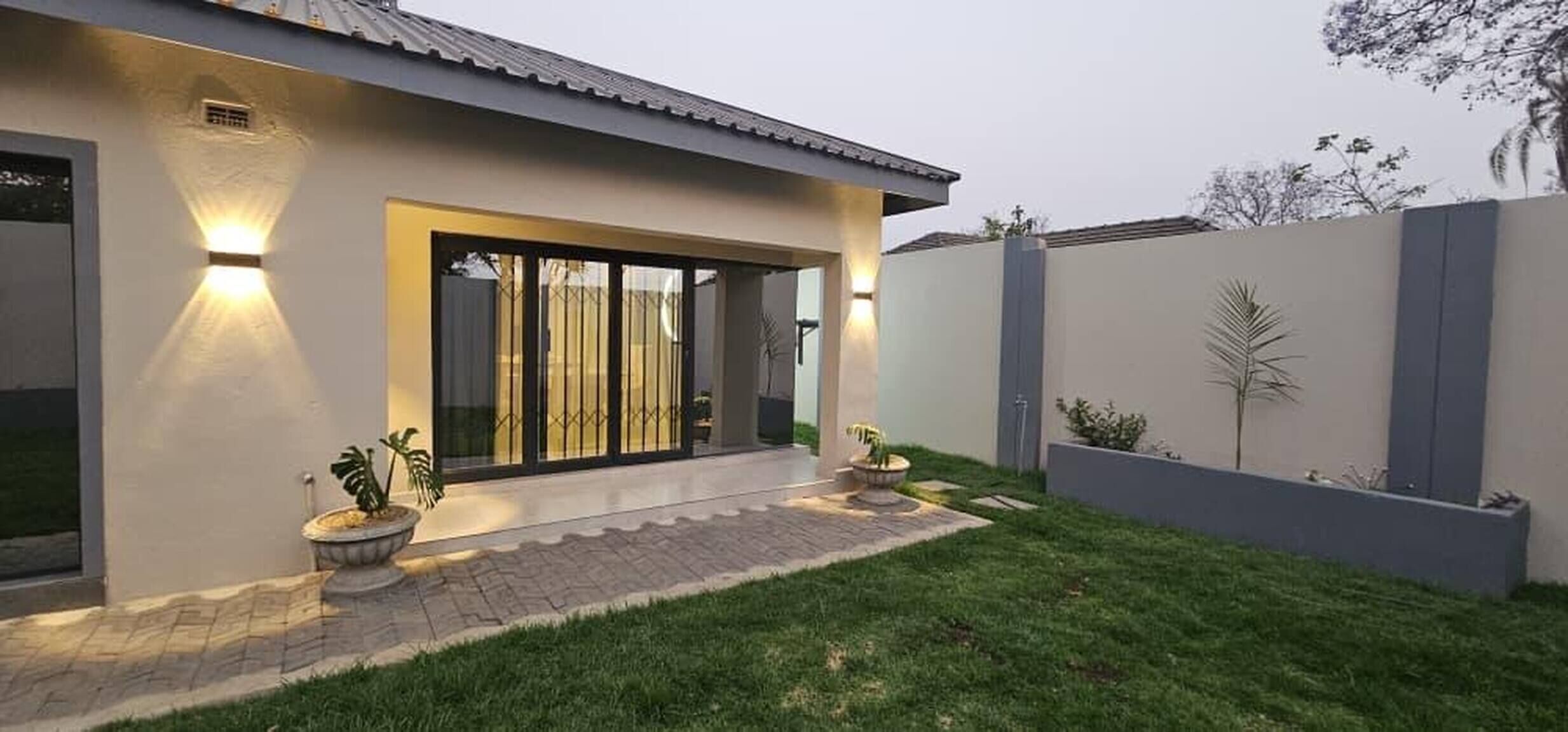 Rumah, 4 kamar tidur, akses difabel, kolam renang pribadi | Detail eksterior