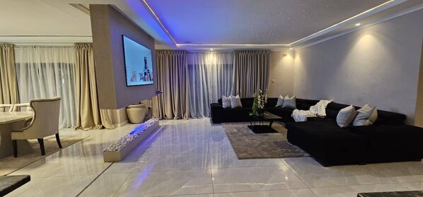 House, 4 Bedrooms, Accessible, Private Pool | Living room