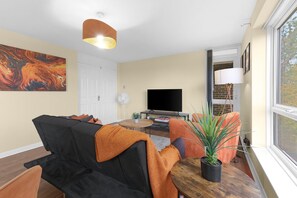 Familie appartement, balkon | Woonruimte | Een 42-inch smart-tv met satellietzenders, Netflix en streamingdiensten