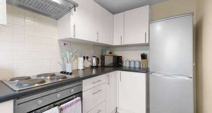 Modern 2 Bedroom Apt in Broadlands Court