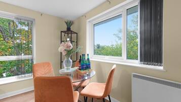 Apartamento família, sacada | Roupa de cama