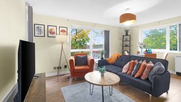 Familjelägenhet - balkong | Vardagsrum | 42-tums smart-tv med satellitkanaler, Netflix och streamingtjänster